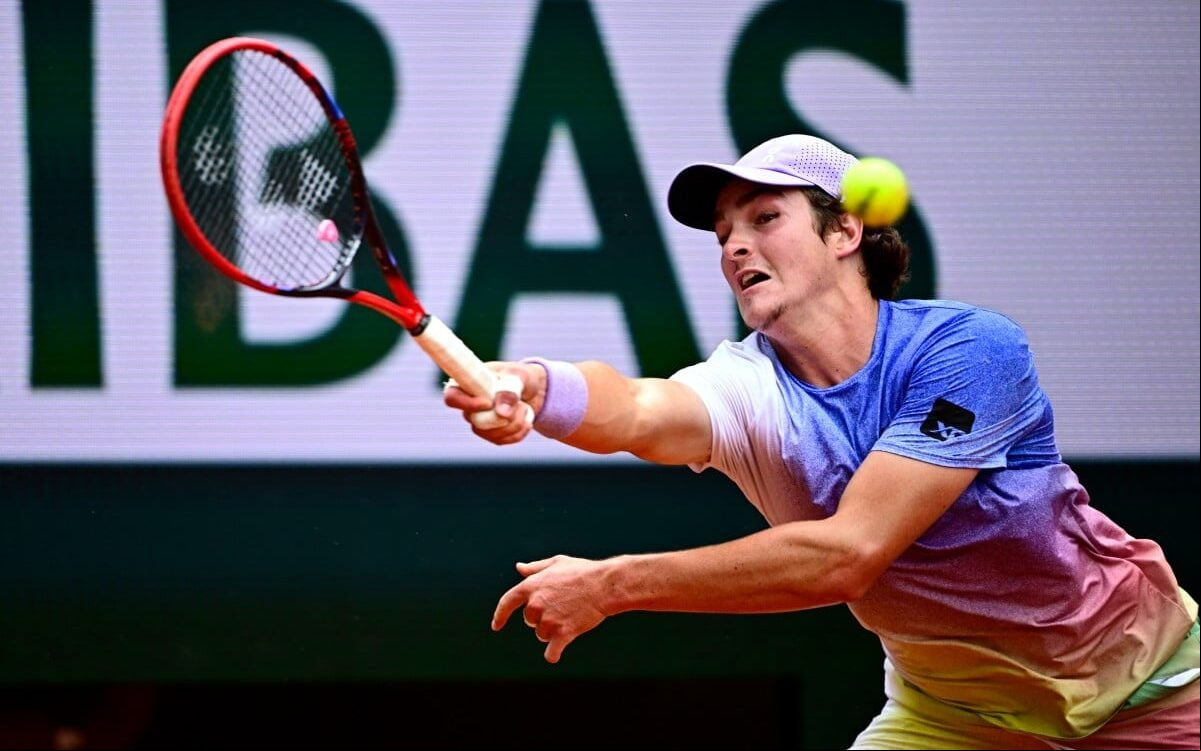 João Fonseca usa a raquete Yonex VCORE 98 em seus jogos no circuito da ATP. (Foto: JULIEN DE ROSA / AFP)
