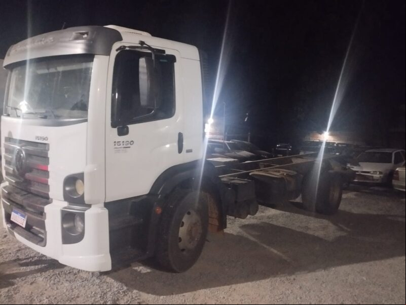 Caminhão com chassi adulterado é apreendido na MGC-122, em Espinosa; condutor é preso em flagrante