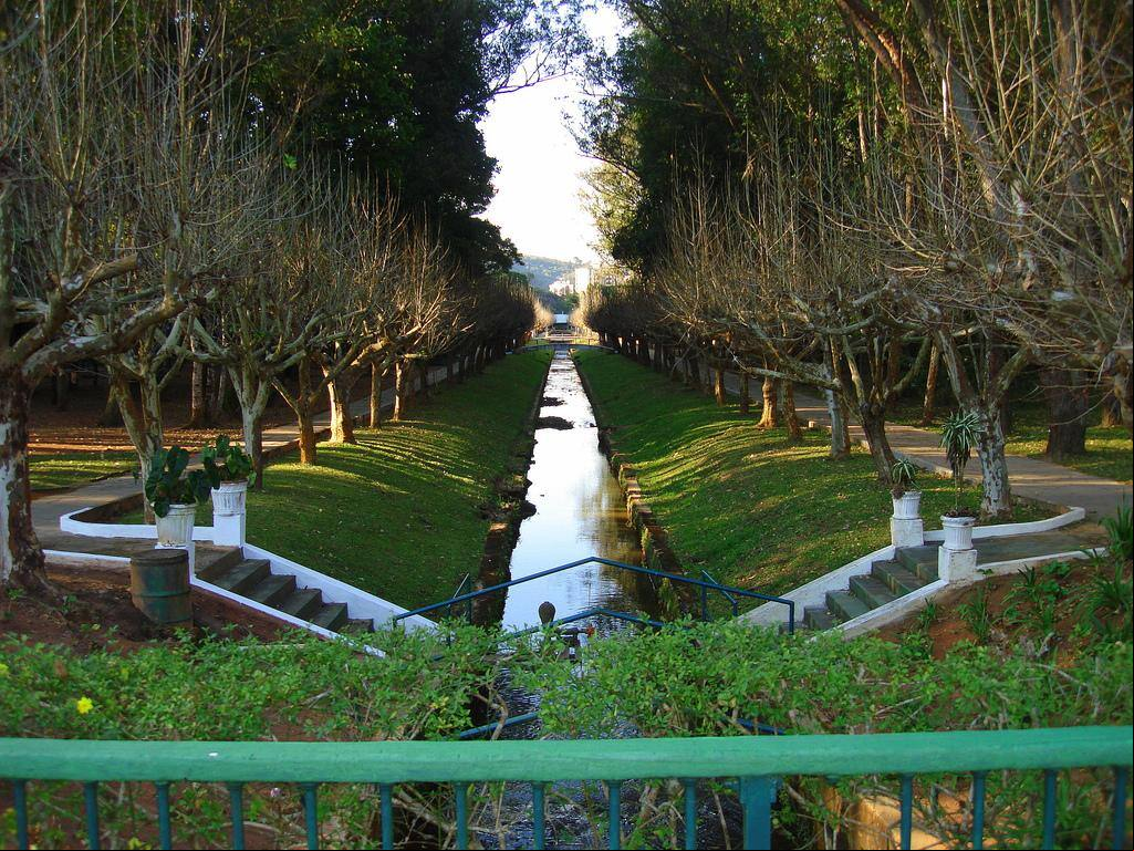 Foto O canal do rio Bengo corta todo parque até chegar a um grande lago, em Caxambu