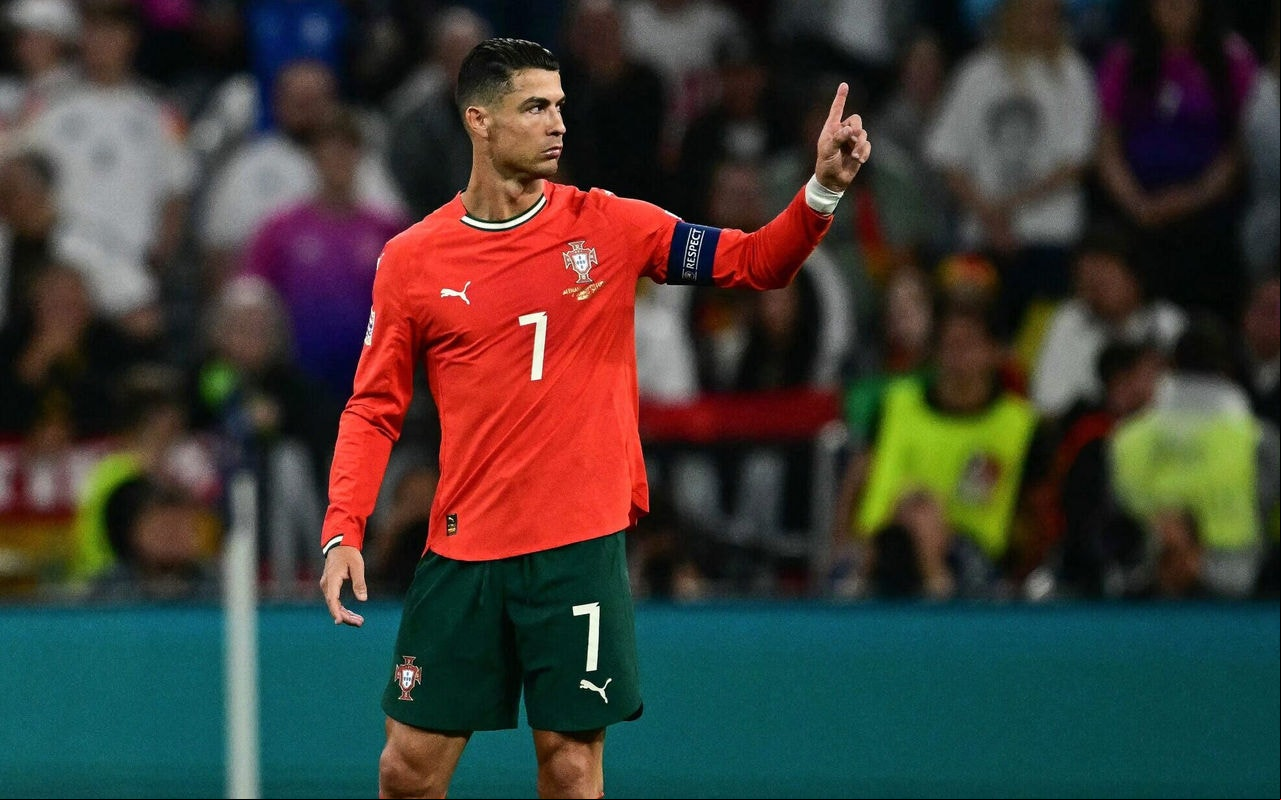 Cristiano Ronaldo enfrenta Lamine Yamal no final da Liga das Nações. (Foto: Tobias Schwarz/AFP)