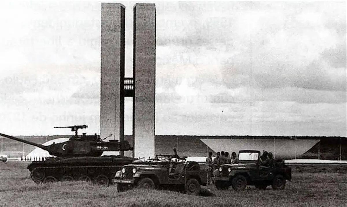 Tropas do Exército em frente ao Congresso Nacional, no golpe militar de 1964