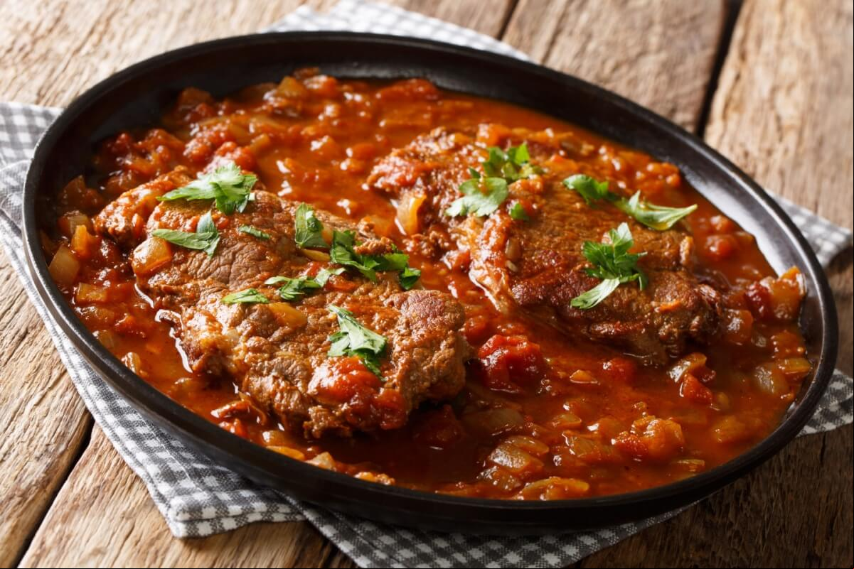 Bife de contrafilé ao molho de tomate
