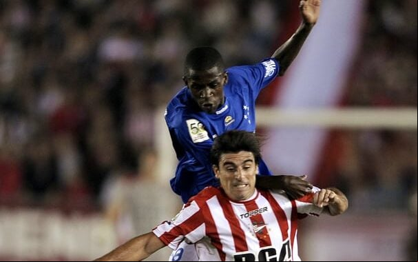 Cruzeiro e Estudiantes fizeram a final da Libertadores de 2009, conquistada pelos argentinos (Foto: AFP)