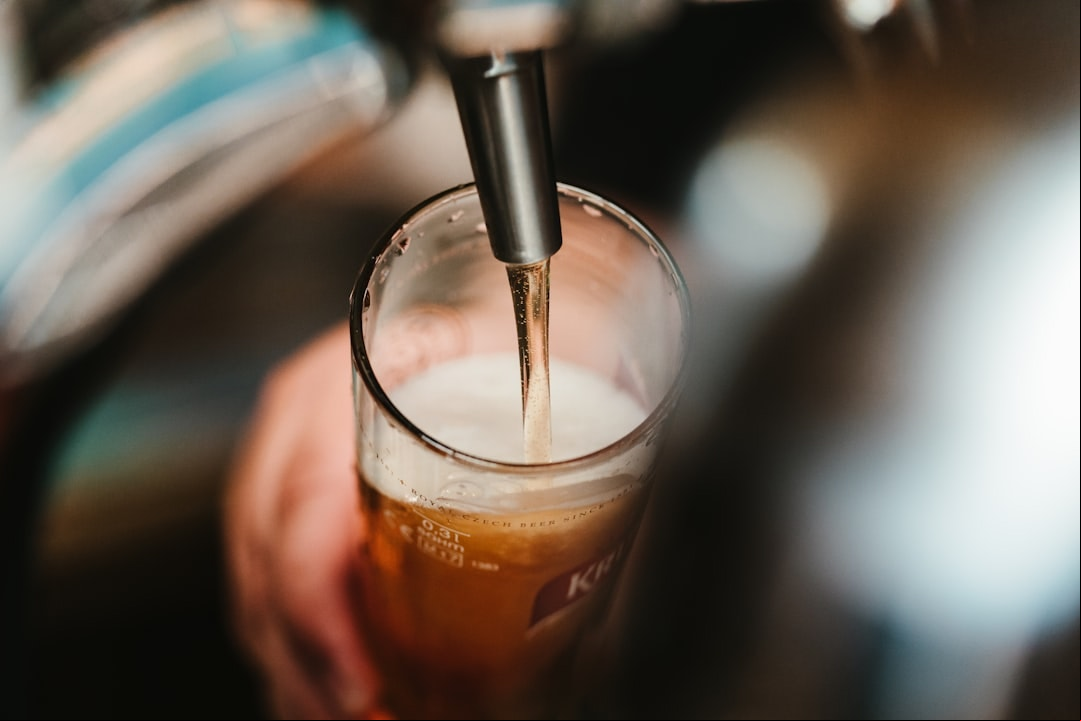 Ex-funcionário diz que era obrigado a beber 4L de cerveja por dia e processa Ambev