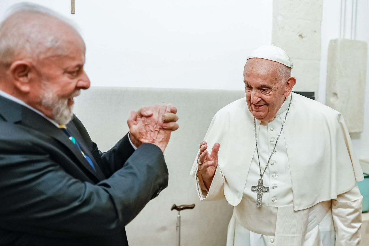 O presidente da República, Luiz Inácio Lula da Silva (PT), e o Papa Francisco, durante encontro desta sexta-feira (14)