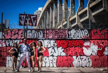Parceria: o norte-americano Archie Burnett, que retorna a BH, e suas afilhadas do trio Lipstick