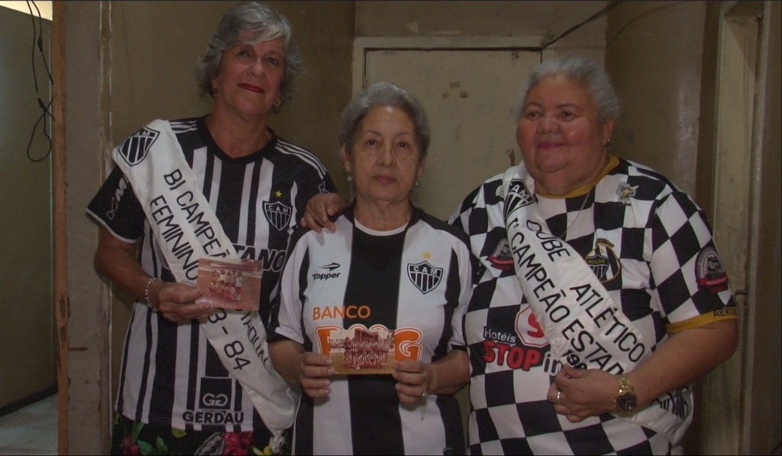 Beka, Maria Helena e Jaqueline vestiram a camisa do futebol feminino do Galo nos anos 1980