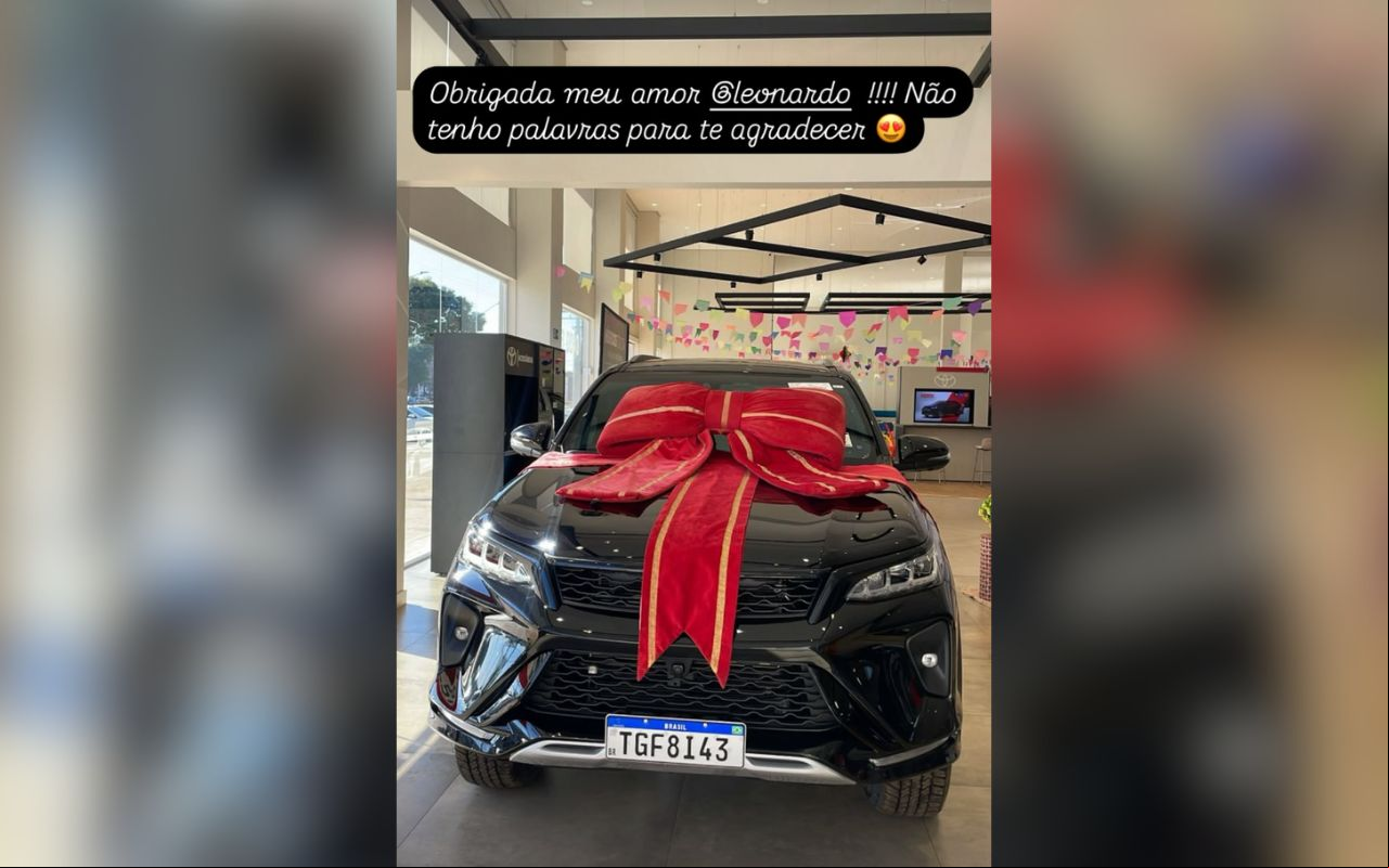 Carro com que Leonardo presenteou esposa, Poliana Rocha