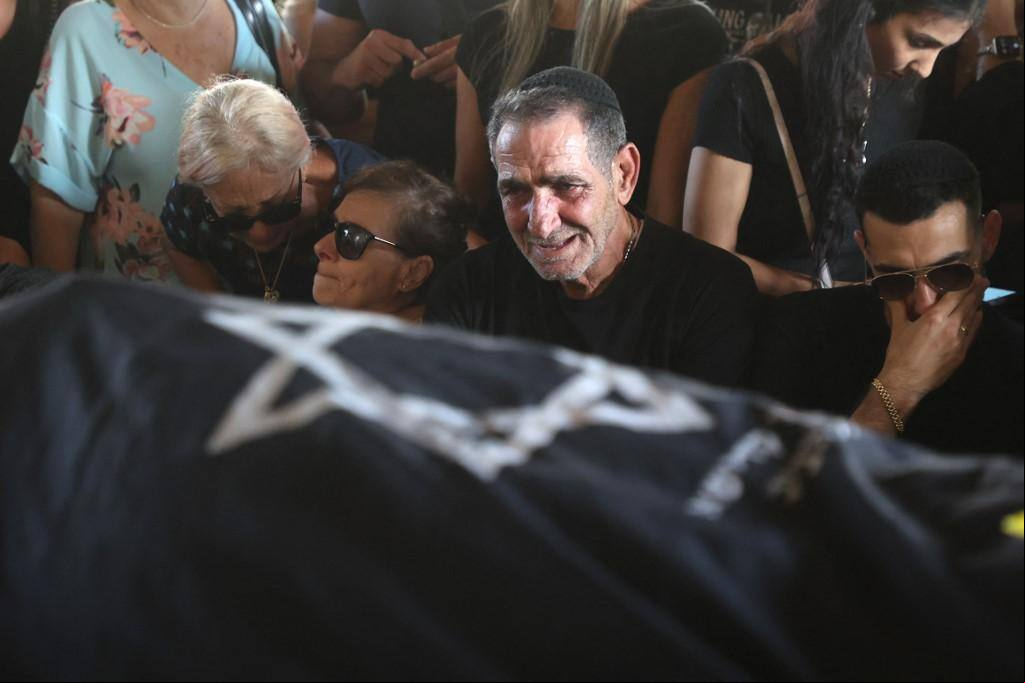 Parentes e amigos choram durante o funeral da cidadã israelense-sa Celine Ben David Nagar, morta durante ataque de terroristas do Hamas a Israel, ao sul de Tel Aviv, em 17 de outubro de 2023