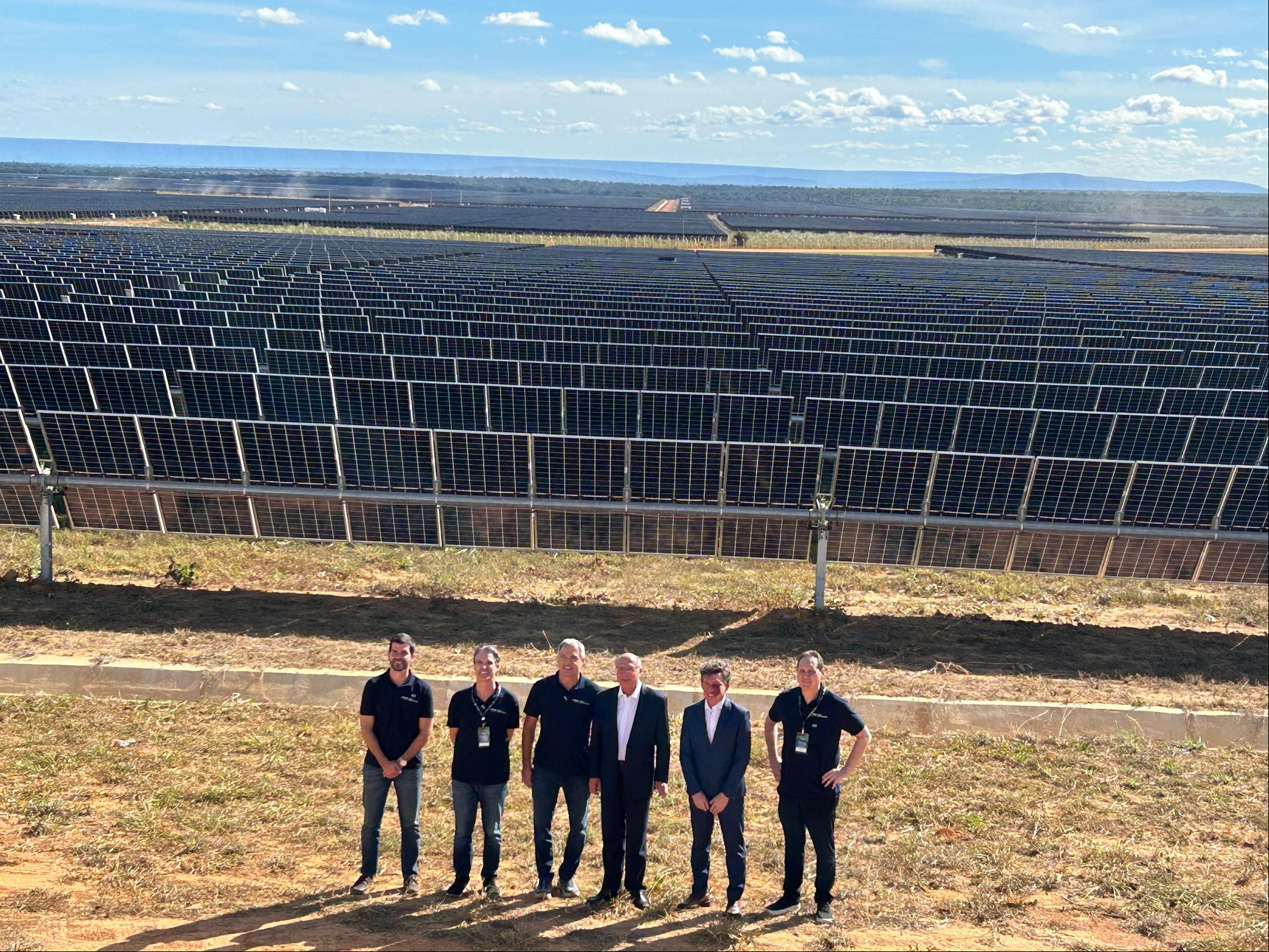 Na inauguração do Parque Solar de Arinos, Gustavo Pires, sócio e diretor-executivo da XP; Edgard Corrochano, managing partner da Newave Capital e CEO da Newave Energia; Guilherme Gerdau Johannpeter vice-presidente do Conselho de istração da Gerdau; Geraldo Alckmin,  Reginaldo Lopes, Deputado Federal e Pedro Torres, Diretor de Comunicação e Relações Institucionais da Gerdau.