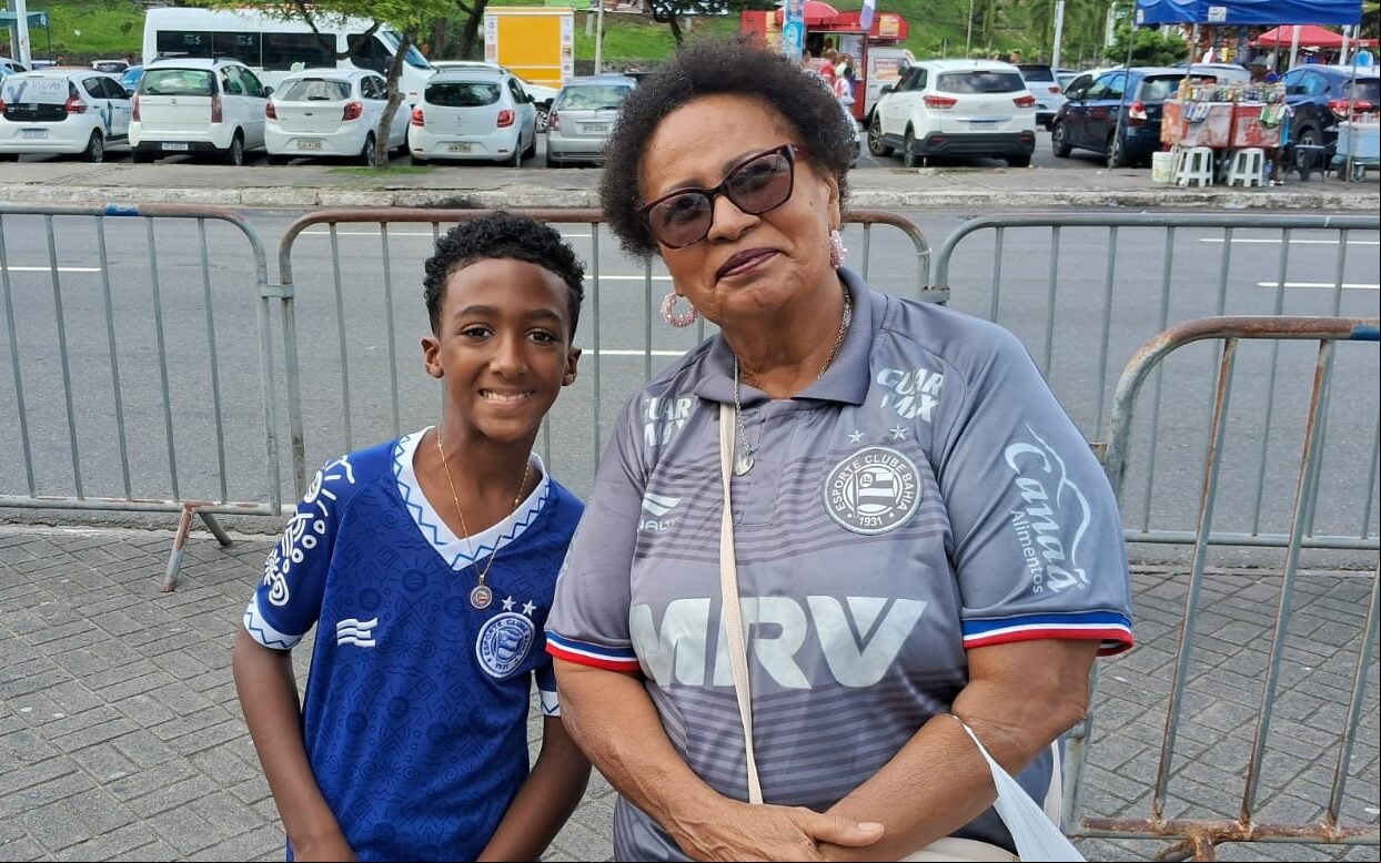 Emanuel e Sônia, torcedores do Bahia, acompanham jogo do Bahia feminino na Fonte Nova. (Foto: Rafael Carmo / Lance!)