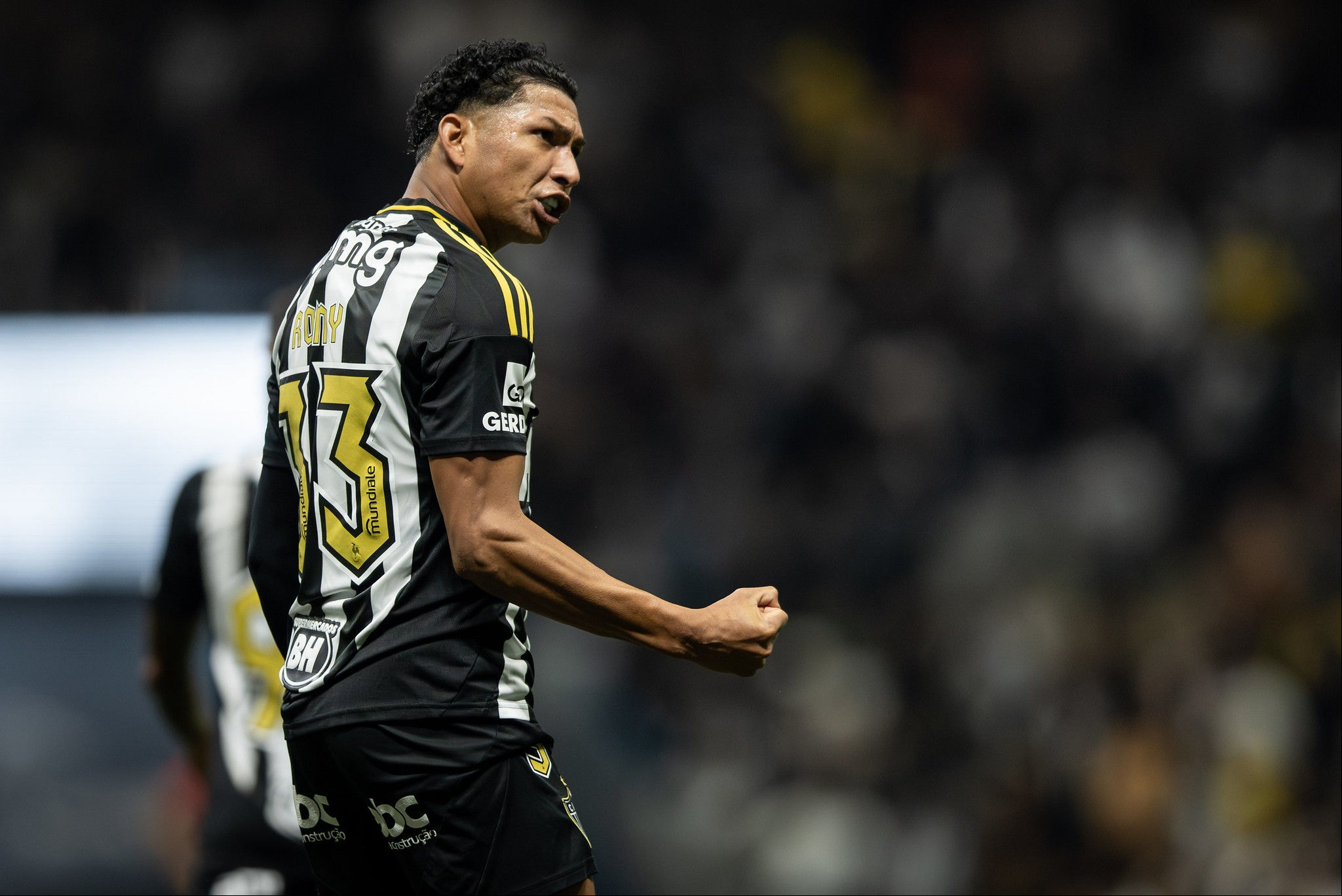Rony celebrando pelo Galo