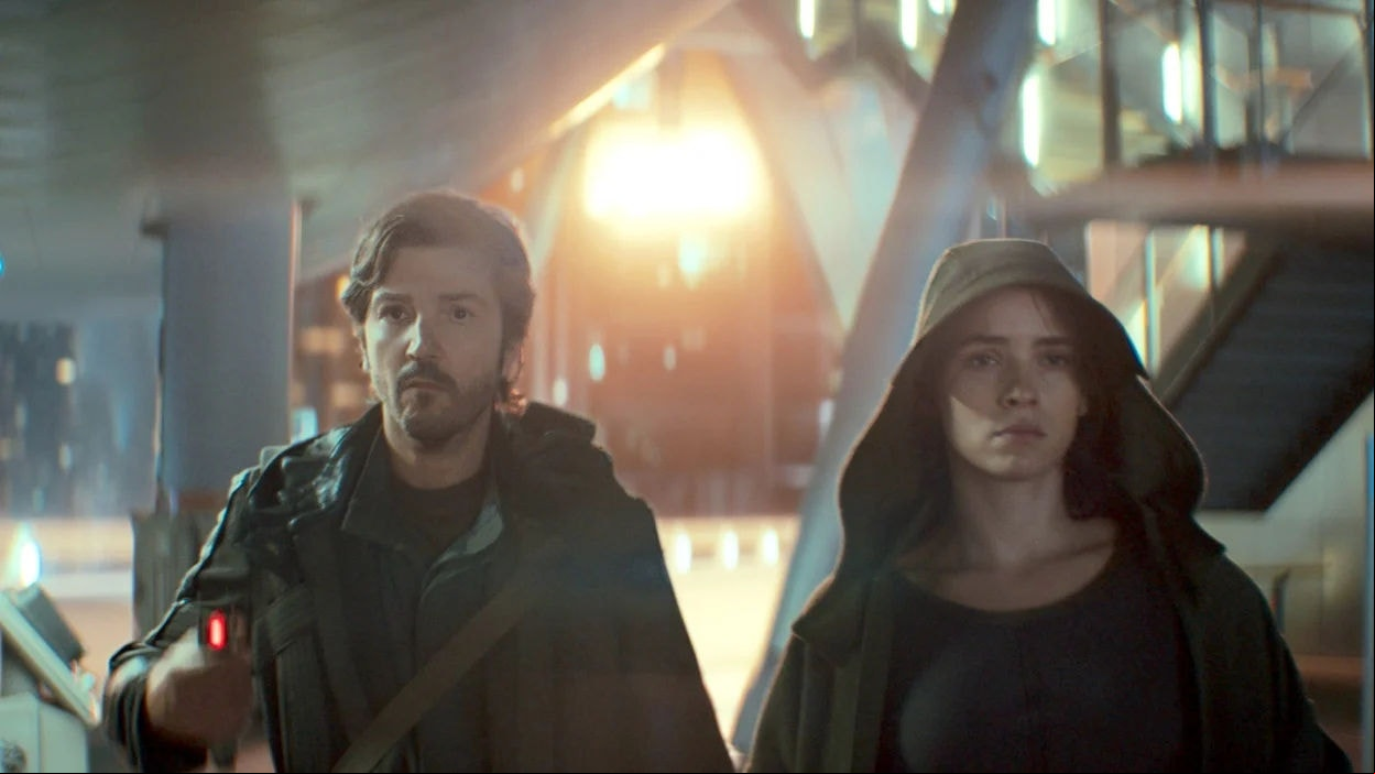 Cassian (Diego Luna) e Bix (Adria Arjona) após cumprirem uma missão.