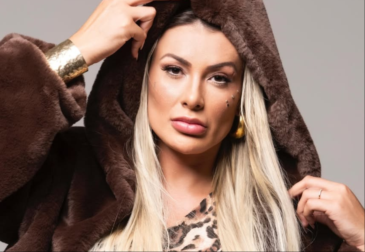 Andressa Urach foi capa da Glamour Bulgária