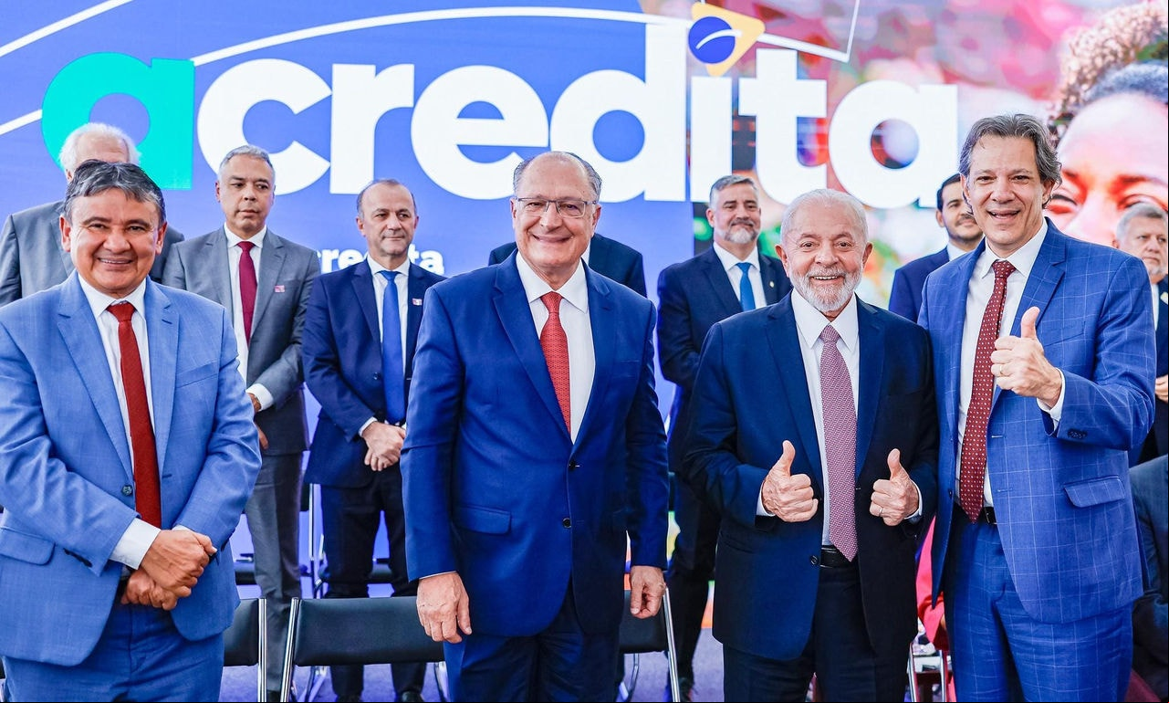 Após serem cobrados por Lula, ministros tiram fotos com o petista