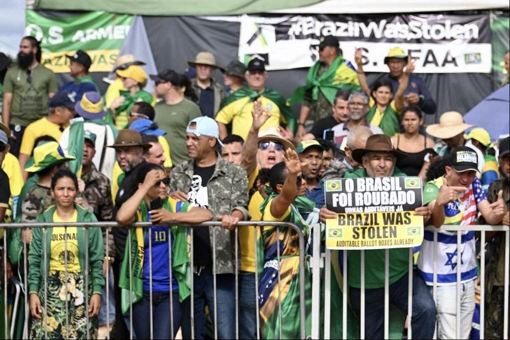 Apoiadores do presidente Jair Bolsonaro no acampamento montado ao redor do QG do Exército, em Brasília, pedem intervenção militar contra a posse de Lula