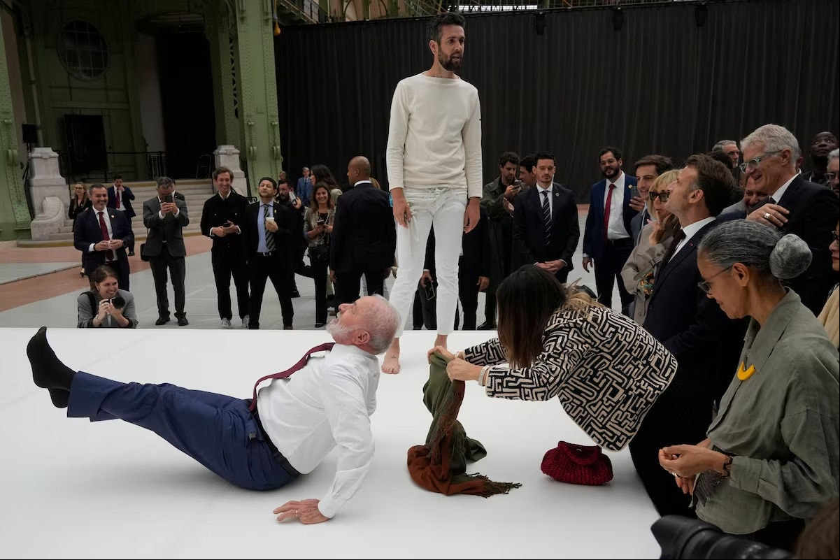 Lula em pose acrobática durante visita a exposição em Paris