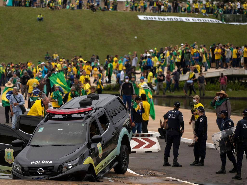 Carro da Polícia Legislativa é depredados em frente ao Congresso Nacional no 8 de janeiro