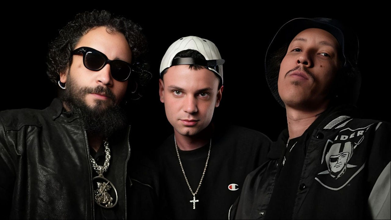 FBC (à esquerda) com os parceiros de produção Pepito e Coyote Beatz; novo rebento chega com projeto audiovisual e críticas sociais